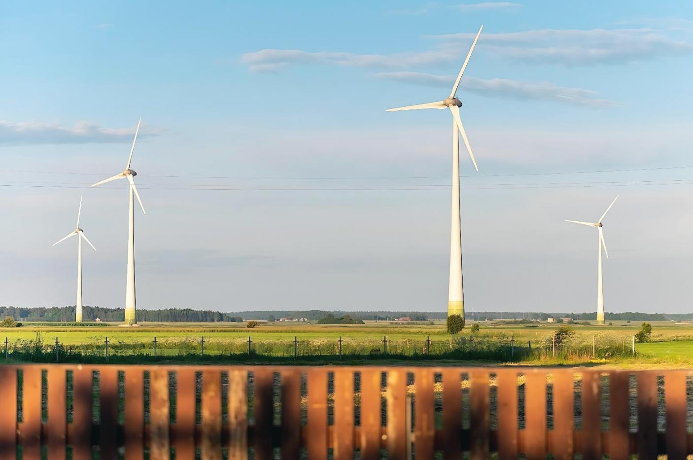 Système géothermique en fonctionnement montrant l'infrastructure de production d'énergie renouvelable