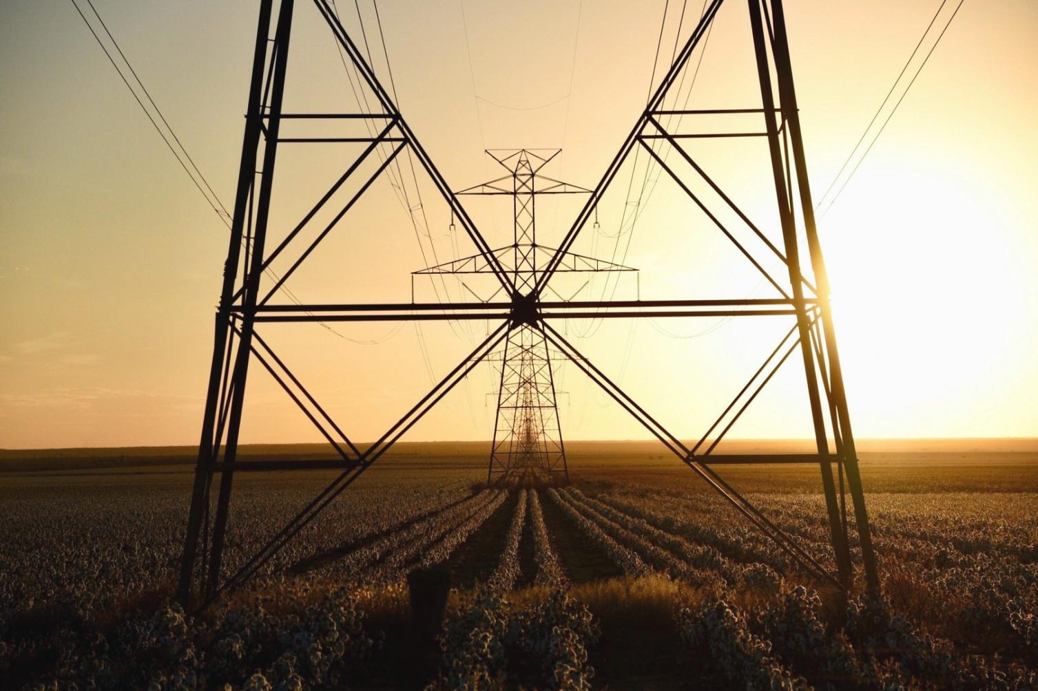 Système de pompe à chaleur géothermique avec collecteurs enterrés et unité de compression